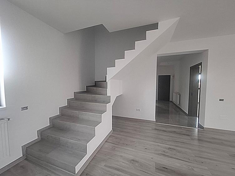 Vand Casa Noua Moderna P+1E, Finisaje Premium, 5 Camere, Curte 400mp