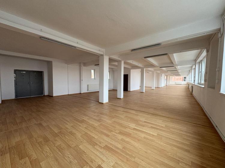 Zona pietii Tractorul, 900 mp, spatii comerciale dispuse pe doua etaje