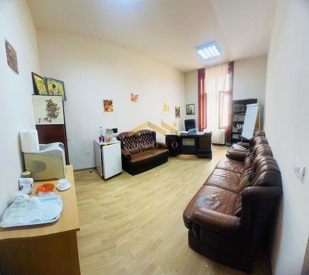 Apartament (pretabil pentru Birou ,Cabinet etc.) de vanzare in centru.