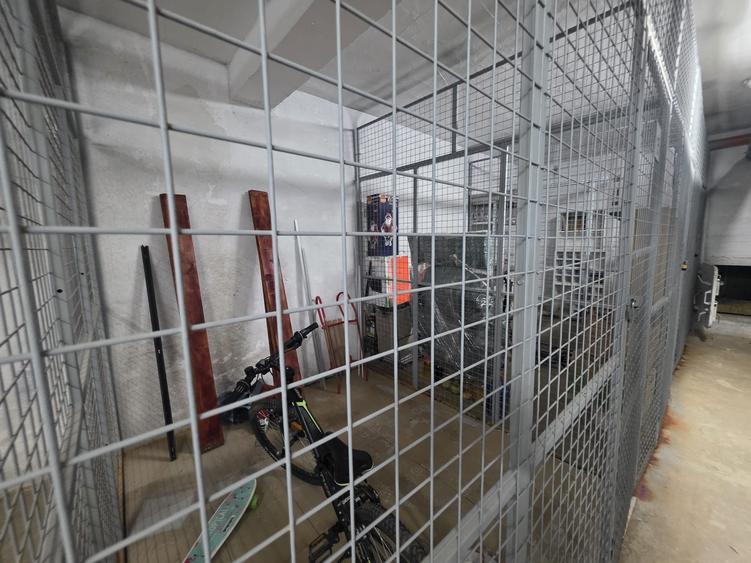 Vand apartament 3 camere si 2 bai zona Tractorul- Coresi cu parcare subterana