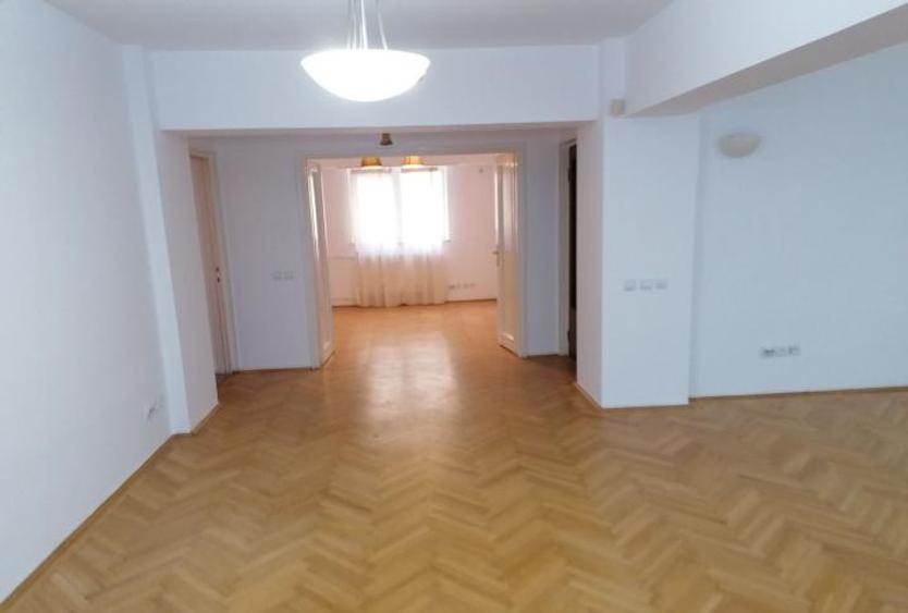 Închiriere Apartament 5 camere în Universitate - zona Ultracentrala