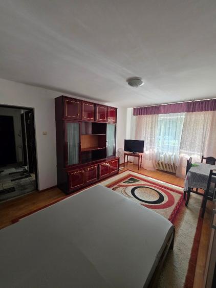 Persoană fizică închiriez apartament cu o cameră