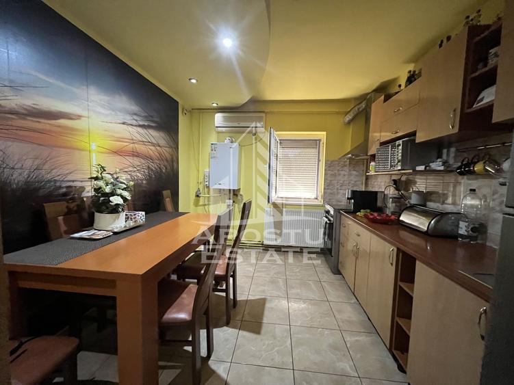 Apartament cu 4 camere, 2 bai, etaj intermediar, zona Soarelui