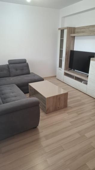 Proprietar, inchiriez apartament cu 3 camere si garaj
