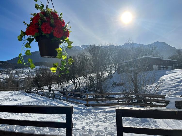 VAND COMPLEX TURISTIC IN BRAN LANGA PARTIA DE SCHI ZANOAGA