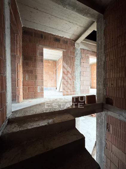 Duplex cu 4 camere, bucatarie separata, toate utilitatile, la asfalt.