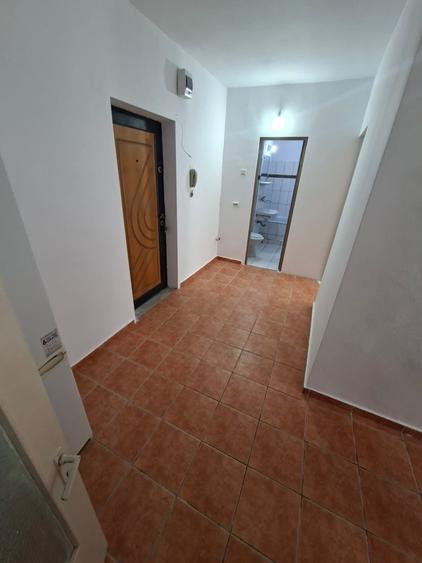 Apartament cu 1 camera decomandat, etajul 2/8, zona Cug