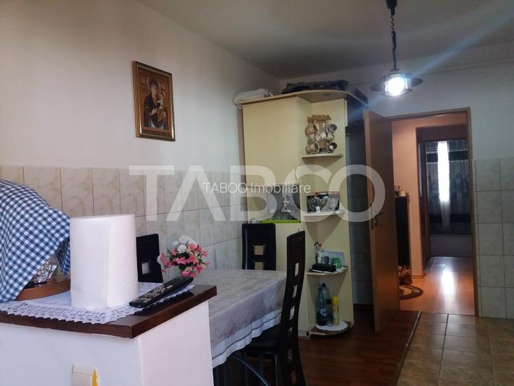 Apartament decomandat 3 camere  2 bai etaj 3 balcon zona buna Cisnadie - 2