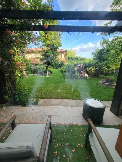 CASA P+1 ÎN BALOȚEȘTI – LÂNGĂ PĂDURE, TEREN 700 MP, LIVADĂ, CRAMĂ, BECI ȘI CURTE