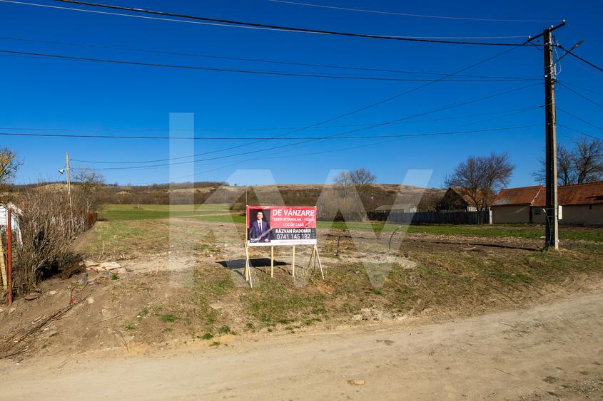 Teren intravilan 1152 mp în Ruși, cu acces la două drumuri și utilități în față