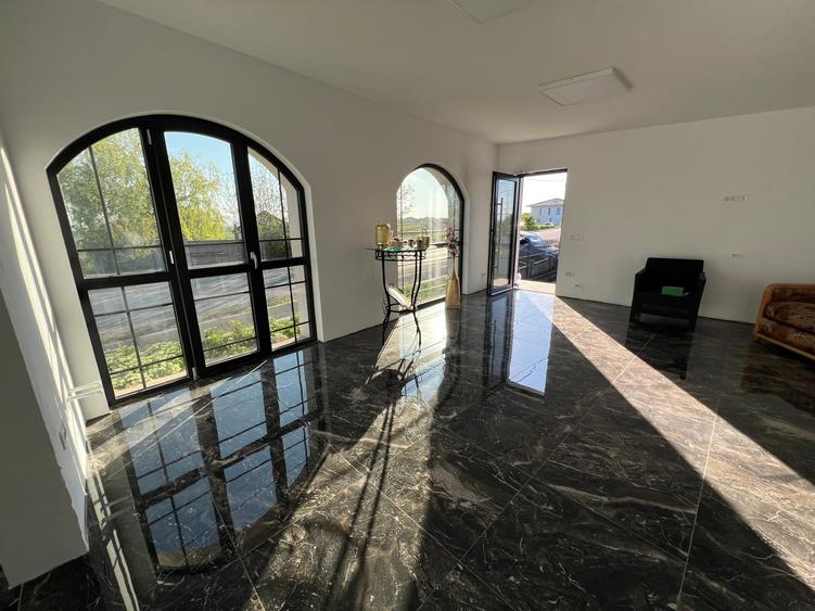 Casa din 2 apartamente și 2 birouri