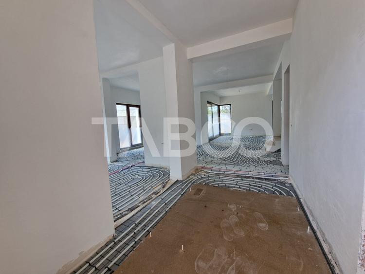 Casa individuala de vanzare cu teren, terasa, garaj si curte Selimbar