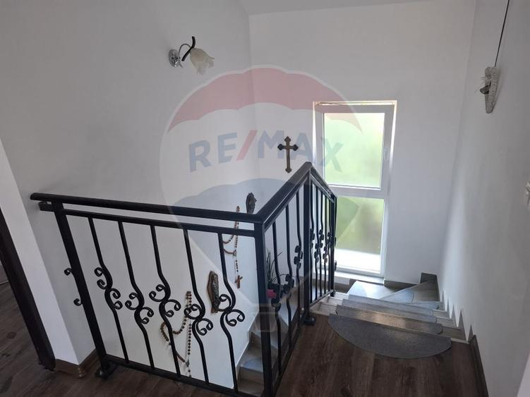 Casă / Vilă cu 4 camere de vânzare