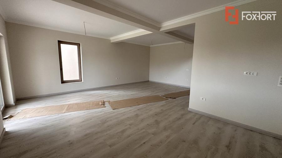 Duplex de vanzare cu 5 camere, despartit prin garaj, zona Giroc