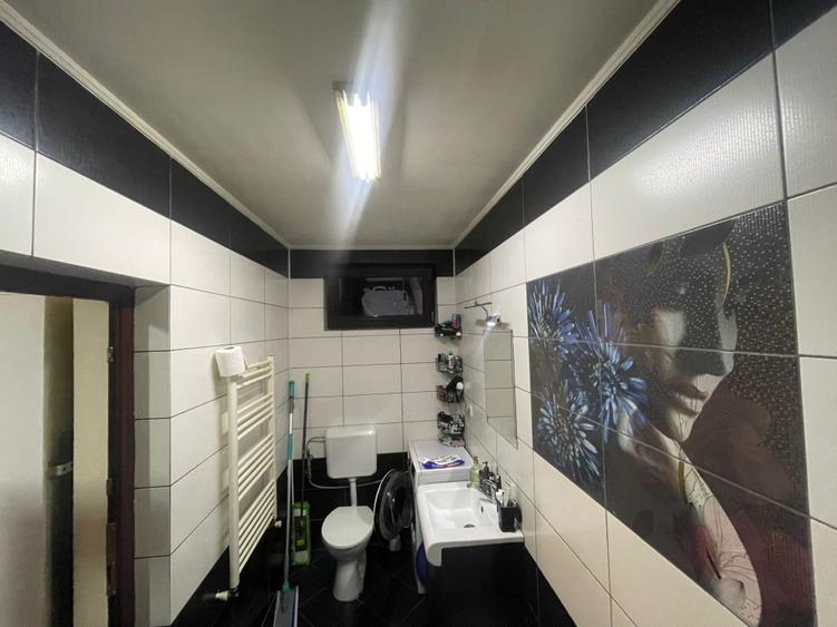 Casa in centru , curte comuna !