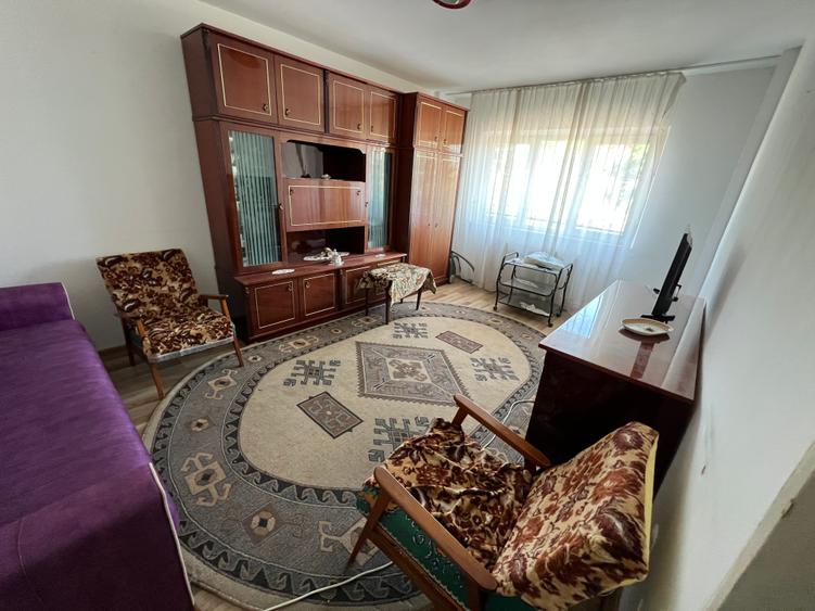 INCHIRIEZ apartament 3 camere decomandat, zona Ciresica