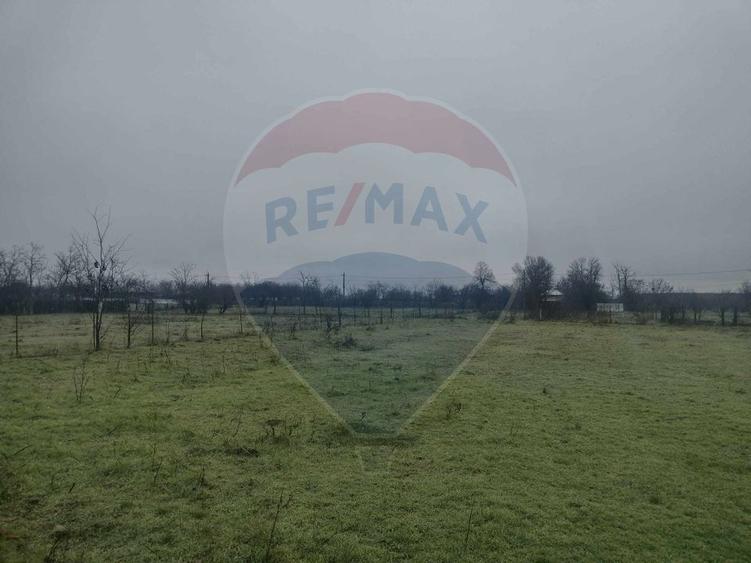 Teren intravilan 2.205 mp – dublă deschidere, utilități, parcelabil
