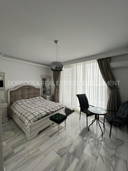 Penthouse mobilat lux , vedere frontală la mare - 13