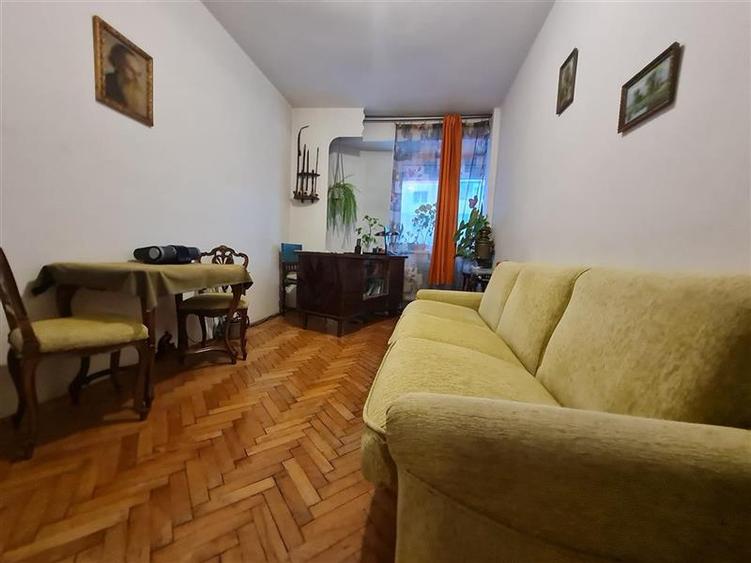 Decomandat pe 2 camere+ birou, etaj 1, Bulevardul Grivitei, Brasov