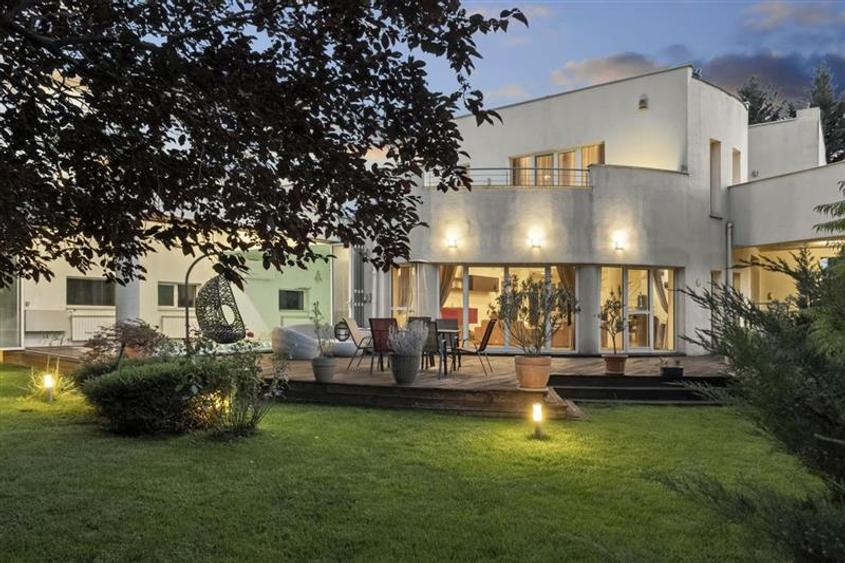 Vila de lux in apropiere de Cambridge School | Curte superba