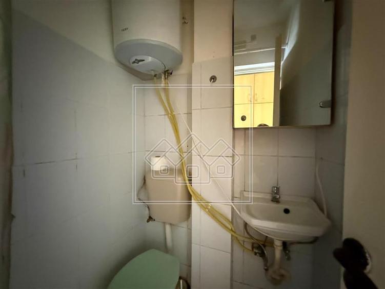 Garsoniera de vanzare - mobilata si utilata - Zona Tiglari