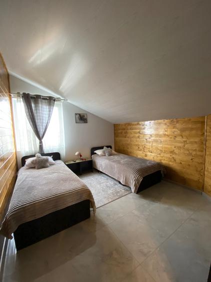 Apartament 4 camere decomandat 140mp, Mansarda, zona Consul, Utilitati incluse