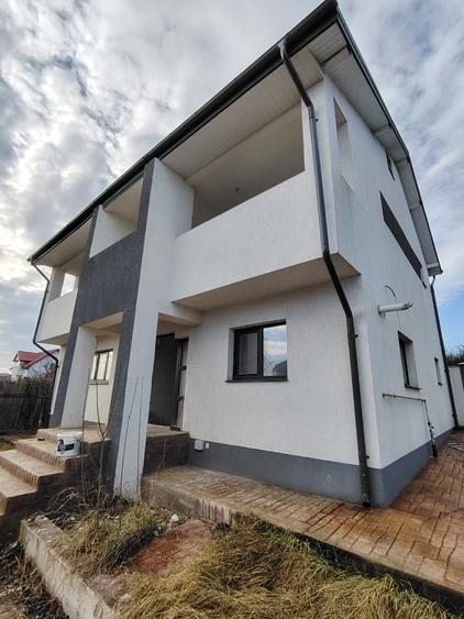Casa mare, luminoasa, spatioasa cu 5 camere, doua bai, 400 mp teren, Bucium