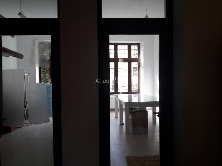 Cladire mixta cu spatii la parter si numeroase incaperi -central - 12