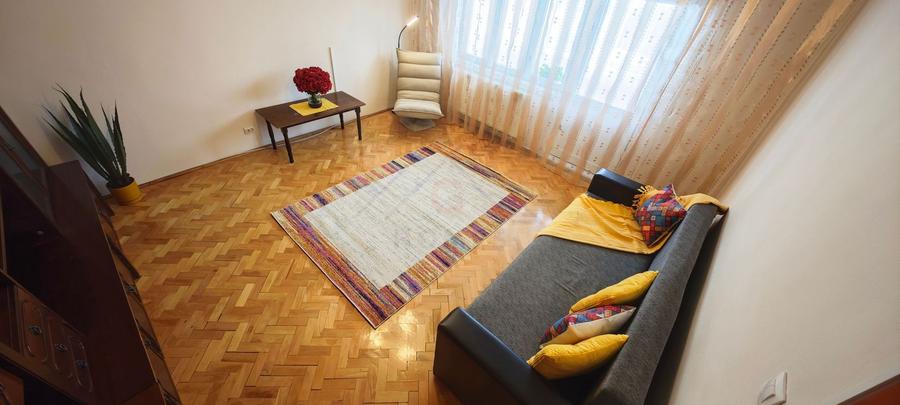 Apartament mare, decomandat, bucatarie separata. PET FRIENDLY.