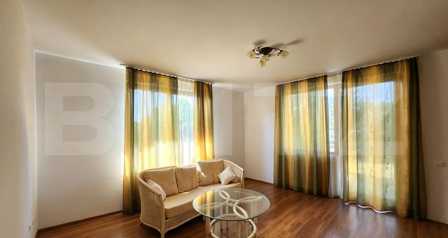 Apartament cu 3 camere, 80 mp, teren 3.000 mp, zona Reghin