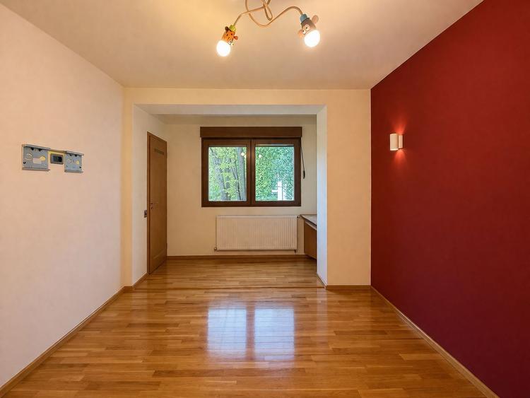 Apartament 4 camere de vânzare – zona Medicina, etaj 1, cu garaj înscris în CF