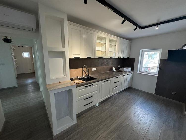 Ap 4 cam transformat in 3, et 1, renovat complet, zona Inspectoratul Scolar