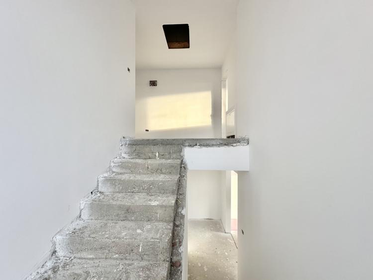 Duplex cu 3 camere - Curte generoasa 443 mp - Mosnita