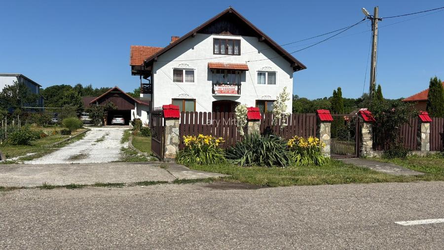 Casă Spațioasă și Domeniu Generos de Vânzare în sat Râu Barbat, comuna Pui, HD - 5