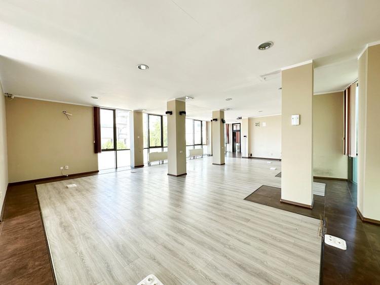 Spatiu comercial stradal cu locuri de parcare privata