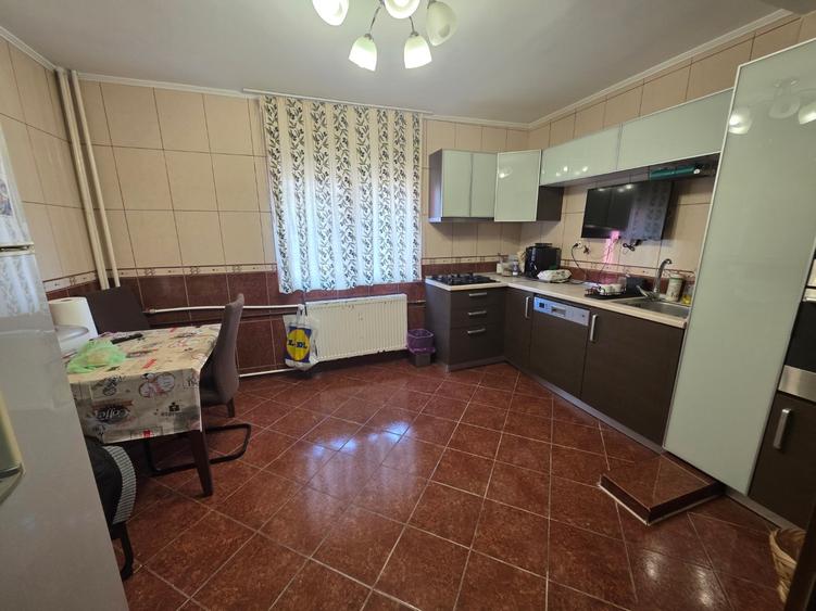 Vitanul nou, chiar pe Foisorului, stradal, bloc reabilitat