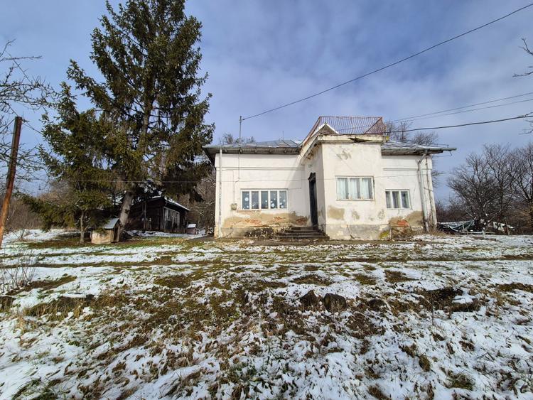 Moșia cu casa în vârf de deal, Scorțeni - Prahova, comision 0%