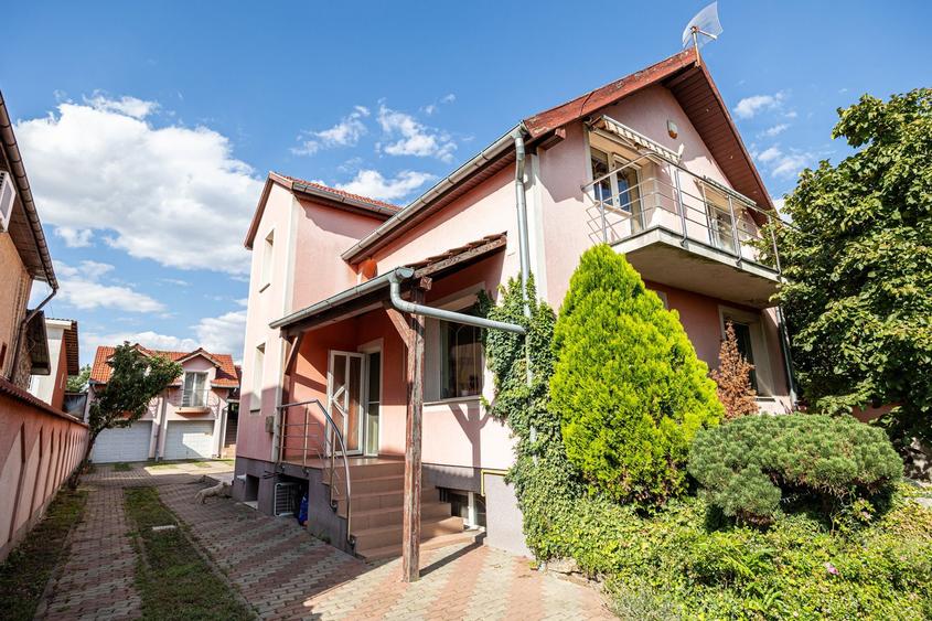 Vilă cu 6 camere în zona rezidențială - Poltura