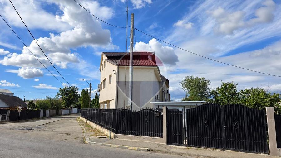 Doua case de vanzare în zona Izvoare