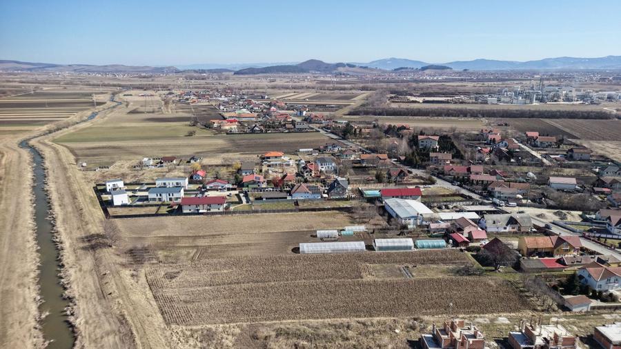 Teren intravilan cu hala construita