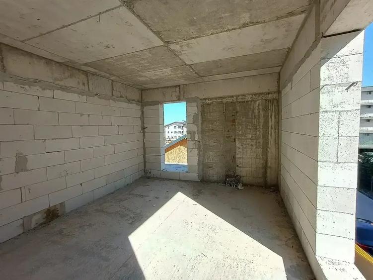 3 camere spațioase, 2 băi și balcon mare