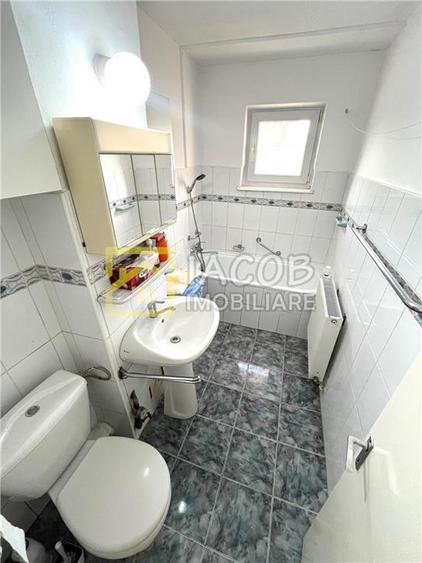 Apartament 2 camere decomandate, etaj 3, zona Energiei, str. Banatului 3