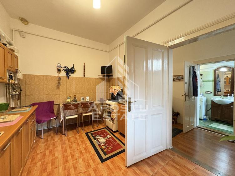 Apartament 2 camere, etaj intermediar, cu garaj in cladire reabilitata