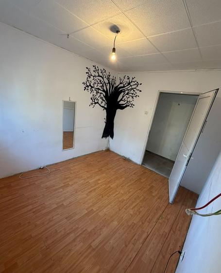 Apartament cu 4 camere de 81 mp, de renovat, în bloc reabilitat