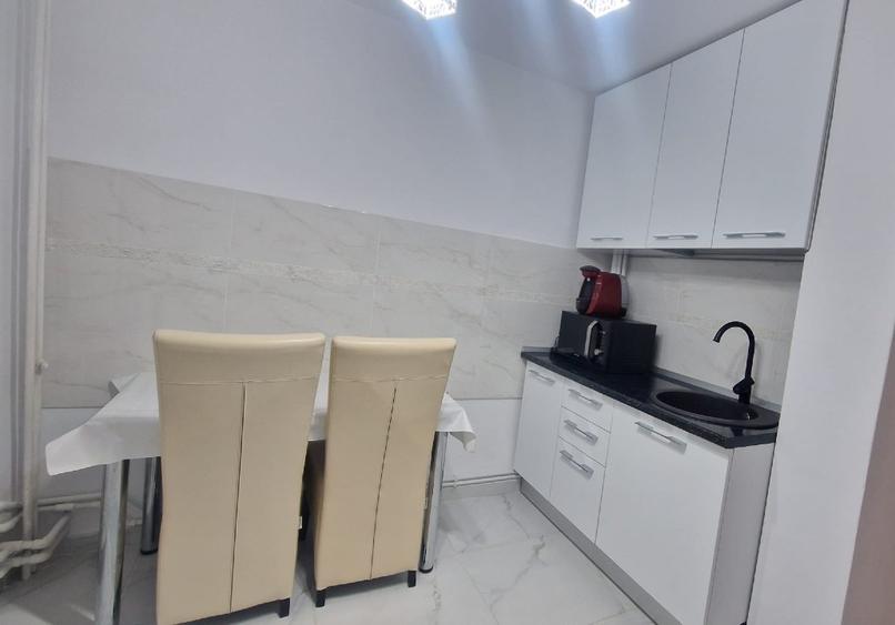 E3, apartament 2 camere decomandat, 2 balcoane, centrala, et 3