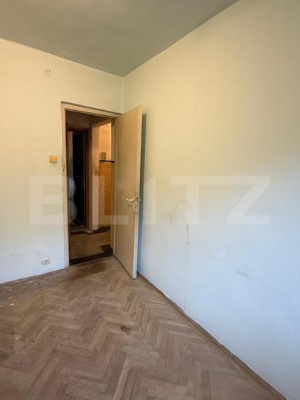 Apartament 3 camere, etajul 1, de renovat