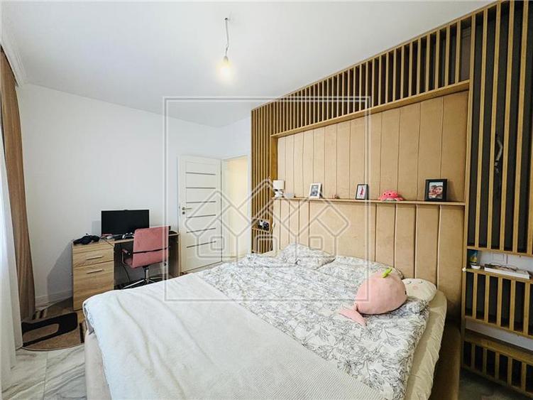 Apartament decomandat cu 2 camere, terasa, mobilat si utilat