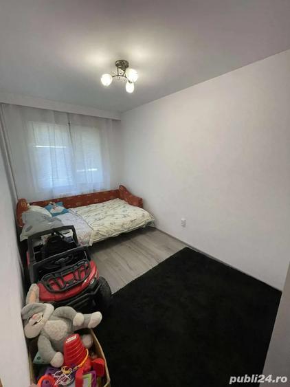 Apartament cu 3 camere , etaj 1/4, zona Podu Ros