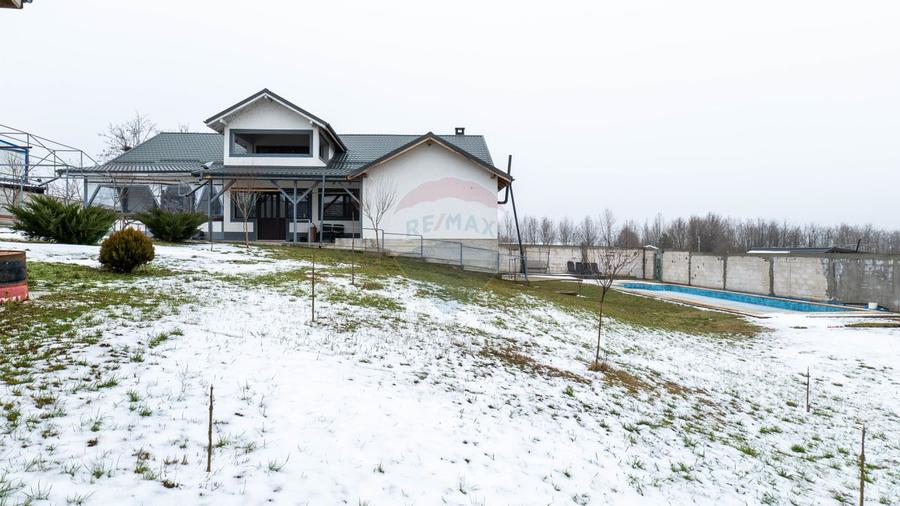 Vilă cu piscină –ideală pentru familie sau pensiune, Bacu-acces A1/A0