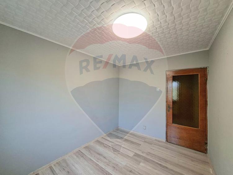 Apartament 3 camere | Zona Romanilor | Etaj 4/4 acoperiș cu țiglă